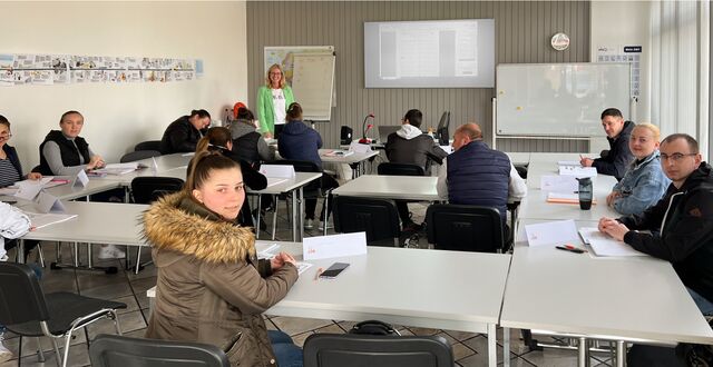 Teilnehmende beim Deutschkurs mit Dozentin Sandra Backermann.